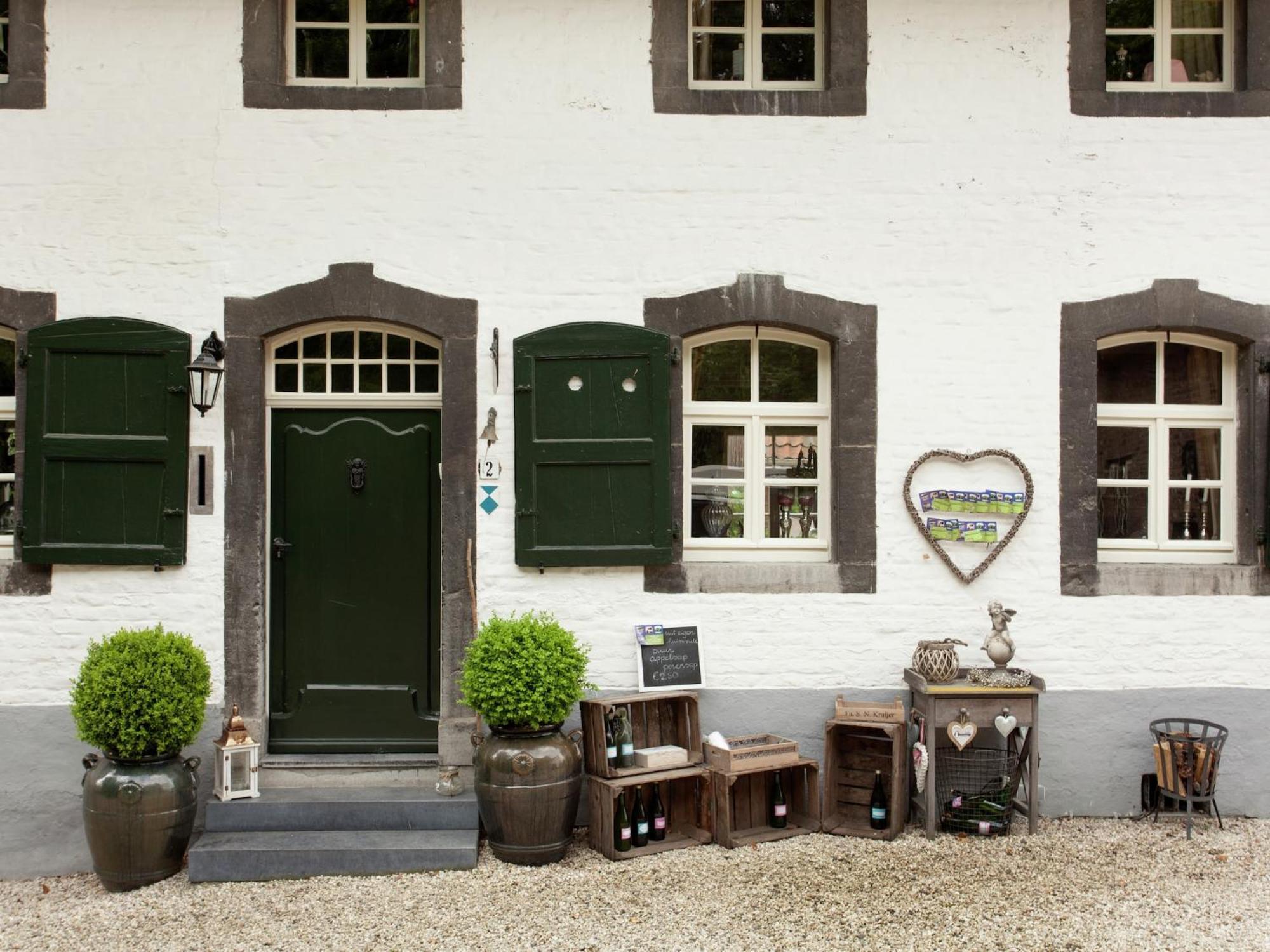 Stunning Holiday Home Near Forest In Slenaken Exteriör bild